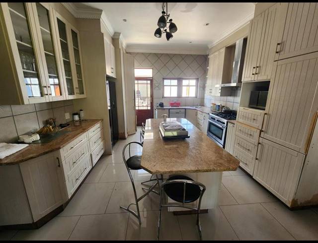 7 BEDROOM HOUSE FOR SALE IN WATERKLOOF RIDGE